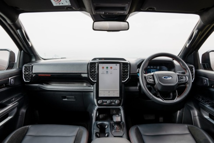 Về ngoại hình, bán tải Ford Ranger Stormtrak được phân biệt với các phiên bản thông thường thông qua một số điểm nhấn như đèn LED phụ mới trên lưới tản nhiệt hình chữ X, bảng tên Stormtrak ở cửa thùng hàng, chữ Ranger màu đen trên nắp ca-pô và bộ la-zăng hợp kim 20 inch mới.