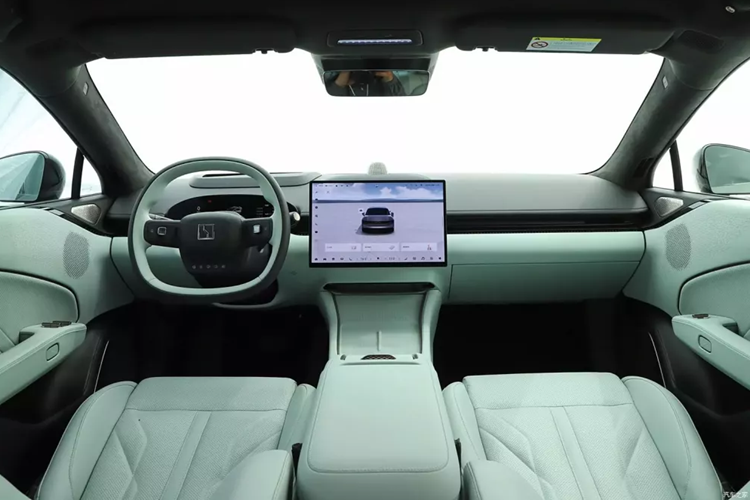 Zeekr tuyên bố rằng pin hiện sạc nhanh hơn pin lithium ba thành phần và Pin Golden Brick là loại pin được sản xuất hàng loạt sạc nhanh nhất thế giới, cũng đồng nghĩa, chiếc xe Zeekr 007 2025 giờ đây đã trở thành mẫu xe điện sản xuất hàng loạt nhanh nhất thế giới.