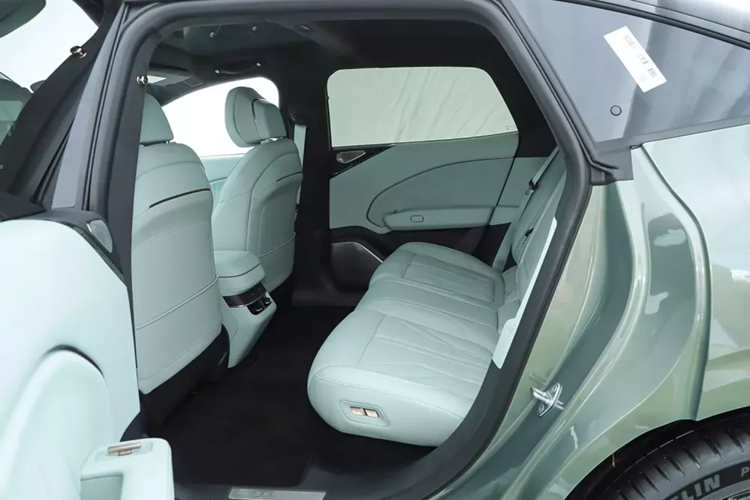 Khi Pin Golden Brick thế hệ đầu tiên được ra mắt, Zeekr đã công bố thử nghiệm an toàn cực độ mà loại pin này đã trải qua. Có lẽ, những kỳ tích về an toàn như bị ném vào lửa ở nhiệt độ 1000°C, sau đó được đặt lại vào xe vẫn áp dụng cho thế hệ thứ hai.