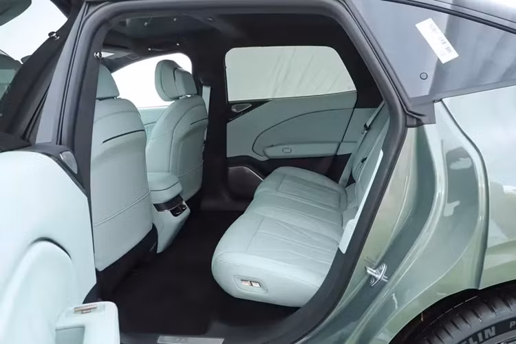 Khi Pin Golden Brick thế hệ đầu tiên được ra mắt, Zeekr đã công bố thử nghiệm an toàn cực độ mà loại pin này đã trải qua. Có lẽ, những kỳ tích về an toàn như bị ném vào lửa ở nhiệt độ 1000°C, sau đó được đặt lại vào xe vẫn áp dụng cho thế hệ thứ hai.