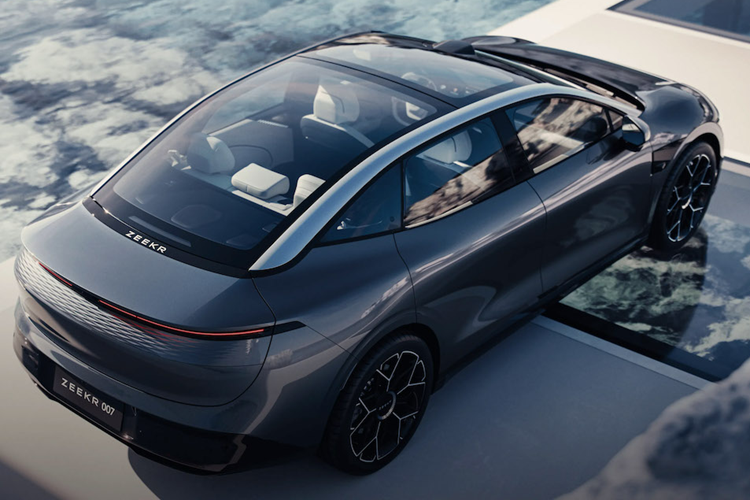 Bao gồm những thứ như nhắc nhở sạc xe hoặc thay đổi lưu thông bên trong của AC khi vào đường hầm. Zeekr tuyên bố rằng chiếc xe có khả năng nhận thức 720 độ, nghĩa là 360 độ xung quanh bên ngoài xe nhưng cũng 360 độ bên trong xe.