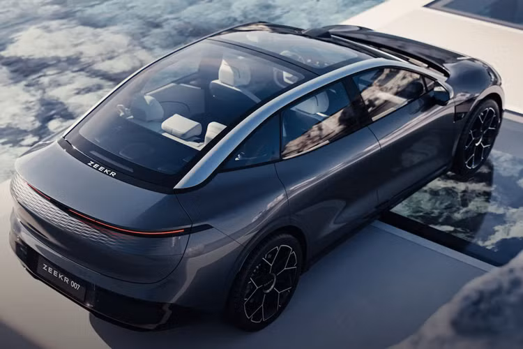 Bao gồm những thứ như nhắc nhở sạc xe hoặc thay đổi lưu thông bên trong của AC khi vào đường hầm. Zeekr tuyên bố rằng chiếc xe có khả năng nhận thức 720 độ, nghĩa là 360 độ xung quanh bên ngoài xe nhưng cũng 360 độ bên trong xe.