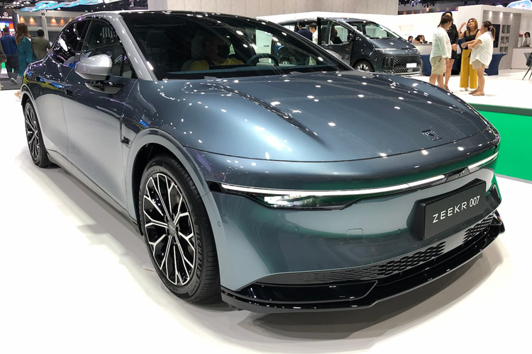 Zeekr 007 2025 được trang bị nền tảng điện toán buồng lái thông minh 8295, màn hình điều khiển trung tâm kích thước 15,05 inch, ngoài ra còn có hệ thống hiển thị trên kính lái AR-HUD 35,5 inch, trang bị dàn âm thanh Dolby Atmos 21 loa 71.4, hàng ghế trước có chức năng mở rộng đệm điện.