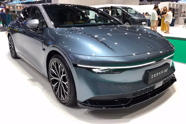 Zeekr 007 2025 được trang bị nền tảng điện toán buồng lái thông minh 8295, màn hình điều khiển trung tâm kích thước 15,05 inch, ngoài ra còn có hệ thống hiển thị trên kính lái AR-HUD 35,5 inch, trang bị dàn âm thanh Dolby Atmos 21 loa 71.4, hàng ghế trước có chức năng mở rộng đệm điện.