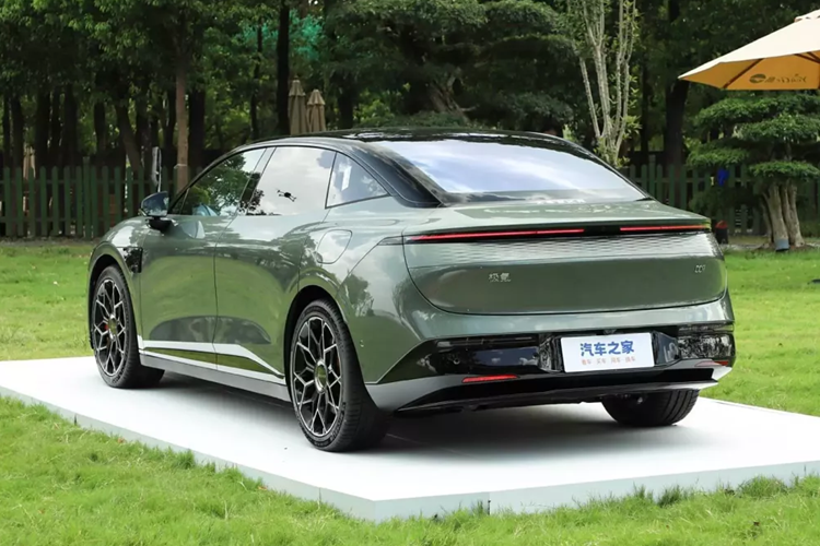 Là một phần của bản nâng cấp, khả năng đỗ xe cũng đã được cải thiện. Một tính năng mới là đỗ xe bằng đầu ngón tay điều khiển từ xa, cho phép sử dụng biểu tượng xe kéo và thả để đánh dấu chỗ đỗ xe tạm thời. Trong vài tháng tới, nhiều bản nâng cấp khác nhau sẽ ra mắt, đỉnh cao là khả năng đỗ xe tận cửa vào quý 1 năm 2025.