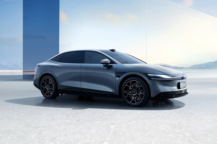 Những thay đổi về mặt ngoại thất chỉ bao gồm thiết kế bánh xe 20 inch mới và bánh xe đa chấu 19 inch có sẵn với kiểu dáng màu đen. Có màu ngoại thất xanh da trời mới và dành riêng cho phiên bản hiệu suất dẫn động 4 bánh là màu đen bóng, cùng với tùy chọn nội thất màu xanh ngọc mới.