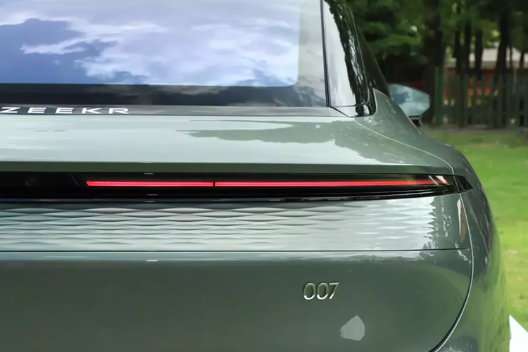 Thuật toán này rõ ràng cũng sẽ được đưa vào OTA cho những chiếc xe hiện có, nghĩa là thời gian tăng tốc của chúng sẽ được nâng cấp. Zeekr 007 2025 đi kèm với hệ thống lái xe thông minh Haohan 2.0, hoạt động trên cơ sở Lidar cộng với hợp nhất hình ảnh. Hai chip Nvidia Orin X cung cấp sức mạnh tính toán 508 TOPS.