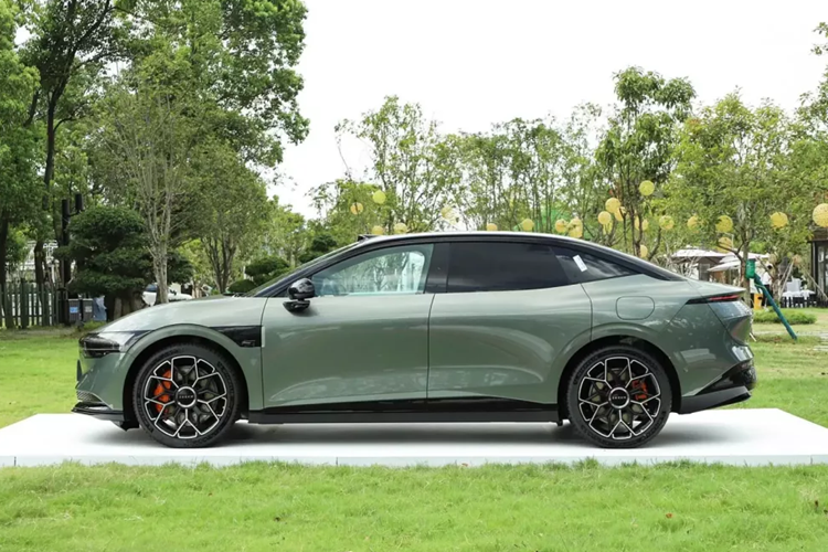 Zeekr 007 2025 chạy điện sẽ có tổng cộng 4 phiên bản với mức giá từ 209.900 nhân dân tệ (29.350 đô la) đến 299.900 nhân dân tệ (41.950 đô la), tương đương 683 triẹu đến 976 triệu đồng. Chiếc sedan hiệu suất cỡ trung 007 ngay từ khi ra mắt đã được cung cấp với hai loại pin khác nhau là Golden Battery 75 kWh và pin CATL Qilin 100 kWh.