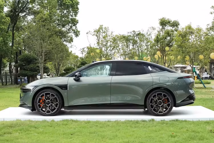 Zeekr 007 2025 chạy điện sẽ có tổng cộng 4 phiên bản với mức giá từ 209.900 nhân dân tệ (29.350 đô la) đến 299.900 nhân dân tệ (41.950 đô la), tương đương 683 triẹu đến 976 triệu đồng. Chiếc sedan hiệu suất cỡ trung 007 ngay từ khi ra mắt đã được cung cấp với hai loại pin khác nhau là Golden Battery 75 kWh và pin CATL Qilin 100 kWh.