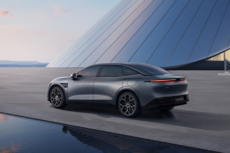 Hệ điều hành đã được nâng cấp lên Zeekr OS AI. Sử dụng điều này, tất cả các hệ thống xe hơi hiện có thể được điều khiển bằng giọng nói từ bất kỳ phần nào của cabin. Ngoài việc thụ động tuân theo các lệnh, hệ thống có thể đưa ra các khuyến nghị chủ động dựa trên tình huống.