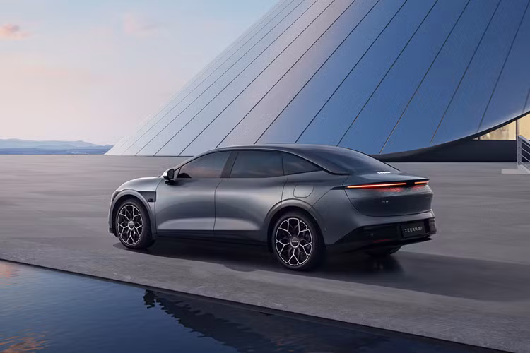 Hệ điều hành đã được nâng cấp lên Zeekr OS AI. Sử dụng điều này, tất cả các hệ thống xe hơi hiện có thể được điều khiển bằng giọng nói từ bất kỳ phần nào của cabin. Ngoài việc thụ động tuân theo các lệnh, hệ thống có thể đưa ra các khuyến nghị chủ động dựa trên tình huống.