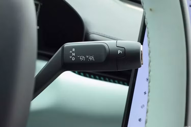 Buổi họp báo của Zeekr cho biết 66% người mua 007 chọn phiên bản được trang bị Golden Battery. Thông qua một thay đổi thuật toán, thời gian tăng tốc của Zeekr 007 đã được cải thiện. Các phiên bản dẫn động cầu sau có thời gian tăng tốc từ vị trí xuất phát lên 100 km/h từ 5,4 giây nhanh nhất lên 5,0 giây.