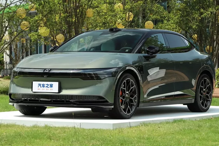 Cụ thể, Zeekr đã ra mắt phiên bản 007 năm 2025 vào tối ngày 13/8 vừa qua. Có lẽ sự phát triển thú vị nhất là chiếc xe hiện sẽ đi kèm với phiên bản Golden Battery thế hệ thứ hai. Những điểm nổi bật khác bao gồm thời gian tăng tốc nhanh hơn, buồng lái thông minh được nâng cấp và các lựa chọn bánh xe mới.