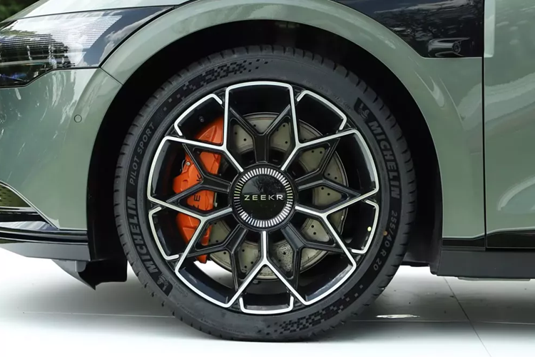 Đối với phiên bản dẫn động bốn bánh tiêu chuẩn, thời gian tăng tốc từ 3,5 giây nhanh nhất lên 3,4 giây. Trong khi đó, thời gian tăng tốc của phiên bản hiệu suất dẫn động bốn bánh vẫn không đổi ở mức 2,84 giây, hãng này cũng tuyên bố là giúp nó trở thành chiếc xe điện thuần chủng tầm trung tăng tốc nhanh nhất thế giới.