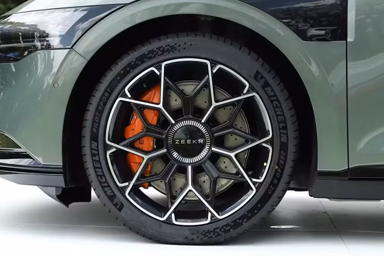 Đối với phiên bản dẫn động bốn bánh tiêu chuẩn, thời gian tăng tốc từ 3,5 giây nhanh nhất lên 3,4 giây. Trong khi đó, thời gian tăng tốc của phiên bản hiệu suất dẫn động bốn bánh vẫn không đổi ở mức 2,84 giây, hãng này cũng tuyên bố là giúp nó trở thành chiếc xe điện thuần chủng tầm trung tăng tốc nhanh nhất thế giới.