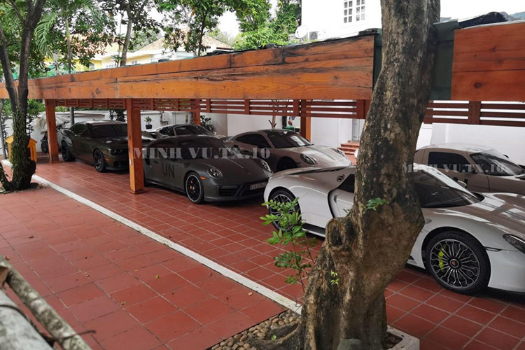 Đoạn video này cho thấy, có khoảng hơn 10 chiếc siêu xe, xe thể thao được để trong 1 garage lót gạch tàu, mái hiên kiên cố. Tuy nhiên, đây chỉ là 1 chỗ để xe nho nhỏ trong biệt thự của "Qua" Vũ, vì bên ngoài sân, còn có chỗ để xe, nâng sức chứa của tổng garage ở đây có thể hơn 60 chiếc xe cùng lúc. 