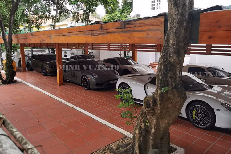 Đoạn video này cho thấy, có khoảng hơn 10 chiếc siêu xe, xe thể thao được để trong 1 garage lót gạch tàu, mái hiên kiên cố. Tuy nhiên, đây chỉ là 1 chỗ để xe nho nhỏ trong biệt thự của "Qua" Vũ, vì bên ngoài sân, còn có chỗ để xe, nâng sức chứa của tổng garage ở đây có thể hơn 60 chiếc xe cùng lúc. 