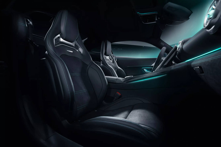 Xe được trang bị đầy đủ hệ thống phanh gốm AMG hiệu năng cao, mâm rèn AMG 21 inch và lốp Michelin Pilot Sport Cup 2R, cải thiện khả năng vận hành đỉnh cao trên cả đường trường và đường đua. Chiếc xe cũng được hưởng lợi từ gói khí động học giúp giảm lực nâng và cải thiện khả năng làm mát để đem lại cảm giác lái đúng chất hiệu năng cao.