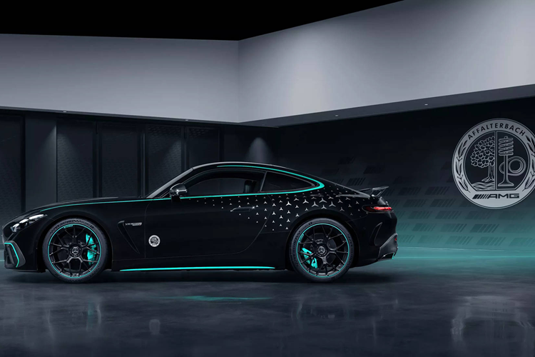 Lấy cảm hứng từ đội đua Công thức 1 Mercedes-AMG PETRONAS, chiếc xe này có thiết kế đặc biệt, nổi bật bởi lớp sơn màu đen ánh kim Obsidian Black, họa tiết những ngôi sao màu bạc được vẽ tay và các điểm nhấn màu xanh ngọc aquamarine đặc trưng của PETRONAS.