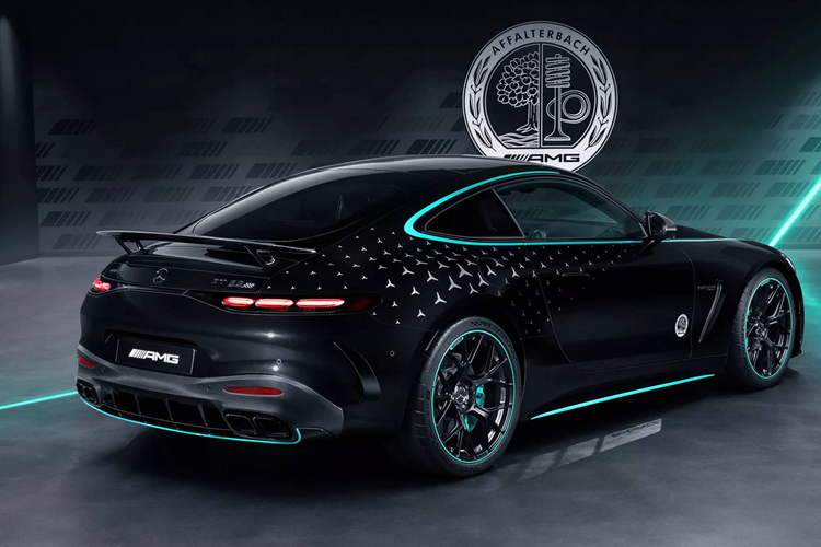Công nghệ và tiện nghi phong phú với các tính năng như Hệ thống âm thanh vòm Burmester 3D, AMG TRACK PACE và màn hình hiển thị trên kính chắn gió. Tại thời điểm này, giá xe Mercedes-AMG GT Motorsport Collectors Edition 2024 hiện vẫn chưa được công bố.