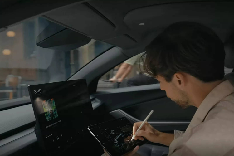 Tesla chưa tiết lộ nhiều về thông số kỹ thuật vận hành của xe, chỉ biết chắc rằng Cybercab sẽ là xe thuần điện. Những tiện ích phục vụ hành khách bên trong xe cũng chưa rõ, tuy nhiên nhiều khả năng sẽ có bệ sạc điện thoại không dây. Ngoài ra, ở phía sau xe còn có khoang chứa hành lý cỡ lớn, đủ để đựng nhiều vali du lịch hoặc túi golf.