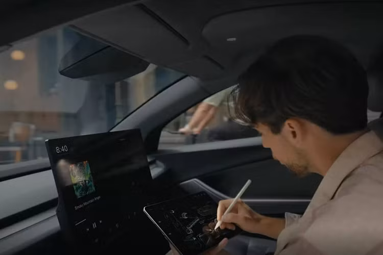 Tesla chưa tiết lộ nhiều về thông số kỹ thuật vận hành của xe, chỉ biết chắc rằng Cybercab sẽ là xe thuần điện. Những tiện ích phục vụ hành khách bên trong xe cũng chưa rõ, tuy nhiên nhiều khả năng sẽ có bệ sạc điện thoại không dây. Ngoài ra, ở phía sau xe còn có khoang chứa hành lý cỡ lớn, đủ để đựng nhiều vali du lịch hoặc túi golf.