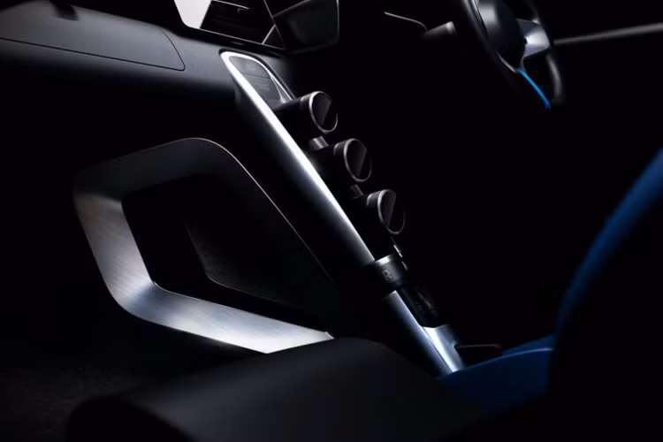 Ngoài màn hình, Callum cho biết Skye sẽ được trang bị ghế thể thao phía trước và băng ghế phía sau thích hợp cho trẻ em. Mẫu xe này có chiều dài tổng thể 4.047 mm khiến xe ngắn hơn một chút so với Hyundai Venue.