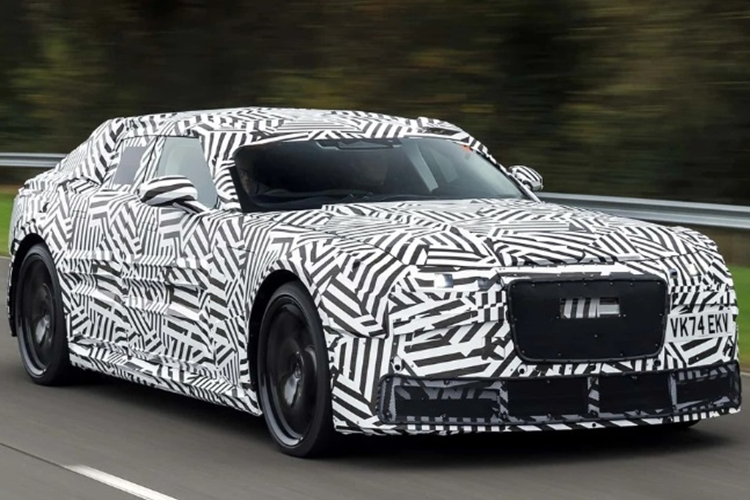 Dù được ngụy trang kín mít nhưng vẫn có thể nhận ra chiếc sedan Jaguar thuần điện mới này sở hữu thiết kế thể thao, hiện đại với phần mui vuốt đều xuống khoang hành lý.