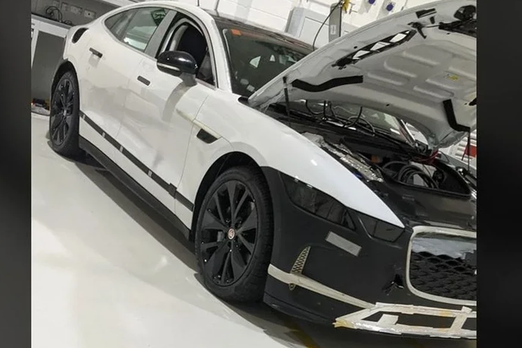 Bên cạnh mẫu xe điện sắp ra mắt này, Jaguar dự kiến còn phát triển thêm một mẫu SUV và sedan hạng sang nữa dựa trên nền tảng JEA để cạnh tranh cùng với Bentley Bentayga và Bentley Flying Spur.