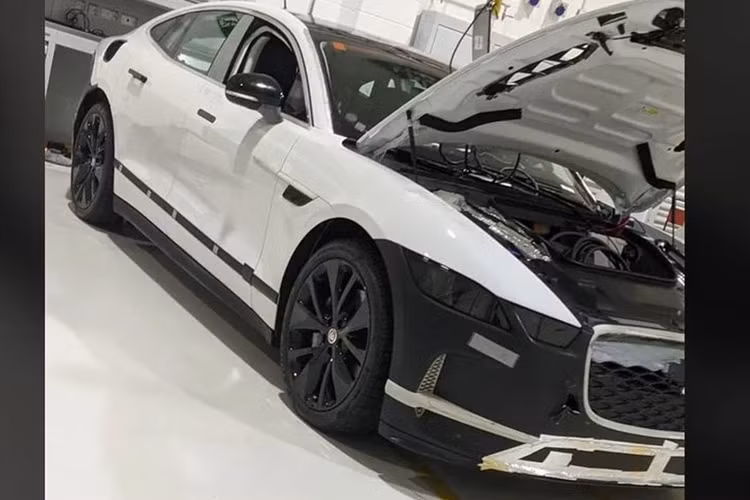 Bên cạnh mẫu xe điện sắp ra mắt này, Jaguar dự kiến còn phát triển thêm một mẫu SUV và sedan hạng sang nữa dựa trên nền tảng JEA để cạnh tranh cùng với Bentley Bentayga và Bentley Flying Spur.