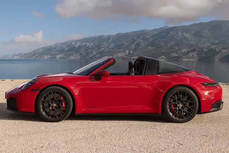 Porsche 911 GTS 2025 mới được trang bị động cơ 6 xi-lanh thẳng hàng 3,6 lít, công suất 478 mã lực, mô-men xoắn 571 Nm. Môtơ điện 11 kW tích hợp bên trong hộp số PDK 8 cấp có thể cung cấp thêm 54 mã lực và 140 Nm. Tổng suất tăng lên mức 532 mã lực, mô-men xoắn 609 Nm. Bộ pin 400 V nhỏ gọn được đặt ở cốp trước, dung lượng 1,9 kWh.