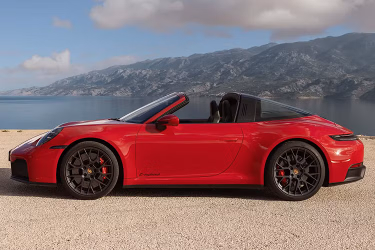 Porsche 911 GTS 2025 mới được trang bị động cơ 6 xi-lanh thẳng hàng 3,6 lít, công suất 478 mã lực, mô-men xoắn 571 Nm. Môtơ điện 11 kW tích hợp bên trong hộp số PDK 8 cấp có thể cung cấp thêm 54 mã lực và 140 Nm. Tổng suất tăng lên mức 532 mã lực, mô-men xoắn 609 Nm. Bộ pin 400 V nhỏ gọn được đặt ở cốp trước, dung lượng 1,9 kWh.