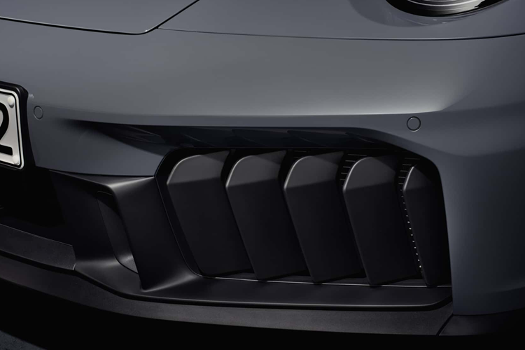 Mặt khác, phiên bản 911 Carrera tiêu chuẩn dùng động cơ 6 xi-lanh thẳng hàng tăng áp kép 3 lít, nhưng có bộ làm mát khí nạp lớn hơn từ mẫu 911 Turbo, và bộ tăng áp nóng hơn từ mẫu GTS trước đó.