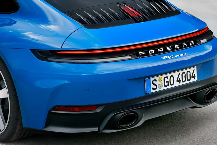 Nội thất được thay đổi một số chi tiết nhỏ. Nút khởi động được chuyển thành dạng nút bấm thay cho kiểu vặn ở thế hệ trước, các tính năng hỗ trợ lái được điều khiển qua nút bấm vật lý, sạc không dây có tích hợp làm mát điện thoại, cụm đồng hồ lái kỹ thuật số hoàn toàn mới...