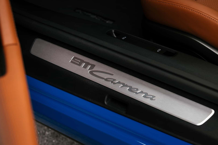 Ở phía sau vẫn duy trì thiết kế dải đèn hậu kéo dài, tích hợp logo Porsche. Cản sau có biển số được bố trí cao hơn. Khách hàng có thể lựa chọn bộ kit khí động học, bao gồm thay cản trước, ốp bệ cửa, cánh gió sau cố định, thay thế cho cánh gió chủ động phiên bản tiêu chuẩn.