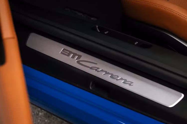 Ở phía sau vẫn duy trì thiết kế dải đèn hậu kéo dài, tích hợp logo Porsche. Cản sau có biển số được bố trí cao hơn. Khách hàng có thể lựa chọn bộ kit khí động học, bao gồm thay cản trước, ốp bệ cửa, cánh gió sau cố định, thay thế cho cánh gió chủ động phiên bản tiêu chuẩn.