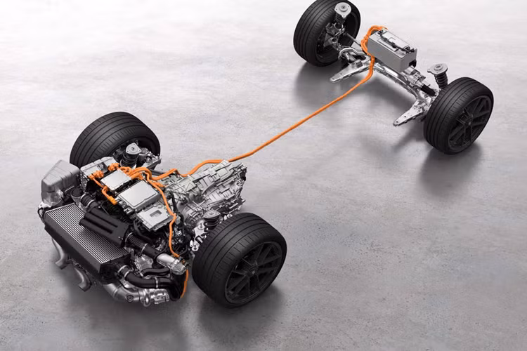 Với cách làm này, thời gian tăng tốc 0-100 km/h của Porsche 911 Carrera GTS thế hệ mới là 2,9 giây, nhanh hơn 0,3 giây so với phiên bản trước, tốc độ tối đa là 312 km/h. Ngoài ra bộ tăng áp còn có thể đảo chiều xoay để sạc cho pin.