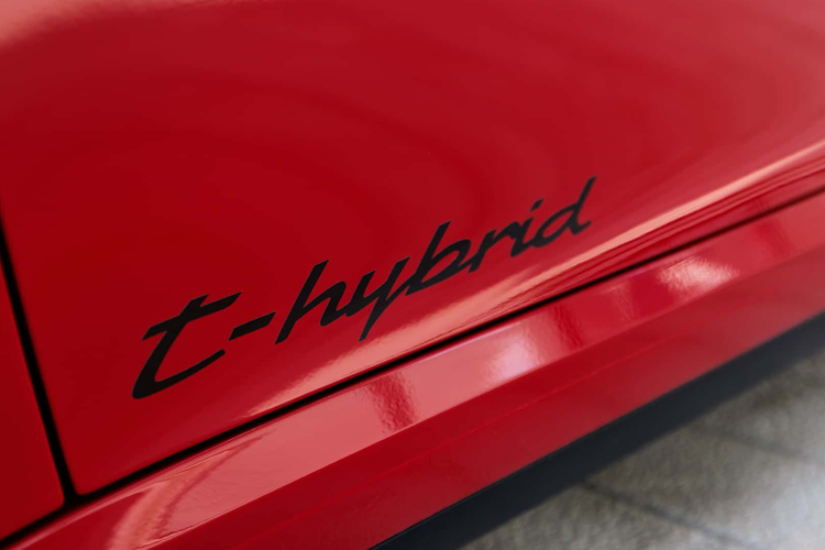 Những nâng cấp mới giúp Porsche 911 Hybrid 2025 tăng 9 mã lực, mô-men xoắn vẫn giữ nguyên ở mức 449 Nm, tăng tốc 0-100 km/h trong 3,9 giây, nhanh hơn 0,1 giây so với thế hệ trước đó.