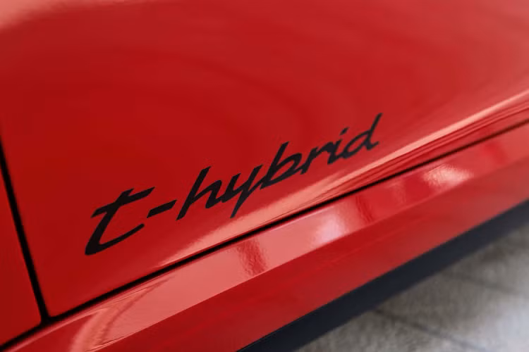 Những nâng cấp mới giúp Porsche 911 Hybrid 2025 tăng 9 mã lực, mô-men xoắn vẫn giữ nguyên ở mức 449 Nm, tăng tốc 0-100 km/h trong 3,9 giây, nhanh hơn 0,1 giây so với thế hệ trước đó.