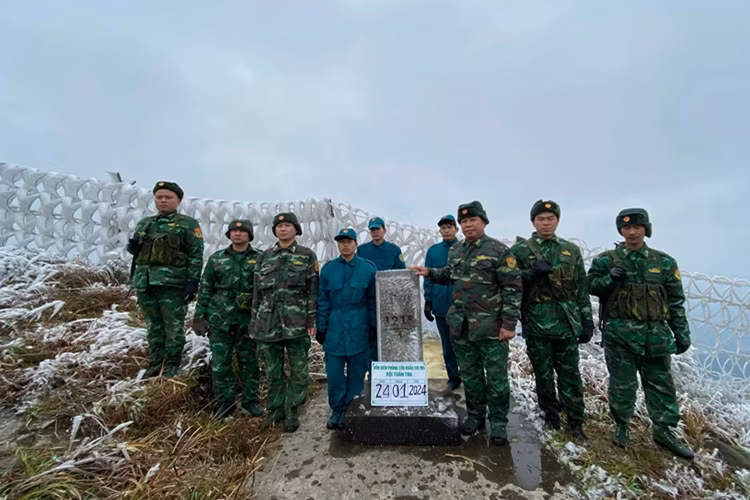 Ngày 24/1, cán bộ, chiến sĩ đồn biên phòng cửa khẩu Chi Ma (Lạng Sơn) phối hợp với dân quân tự vệ xã Mẫu Sơn tuần tra cột mốc giữa thời tiết băng giá. 