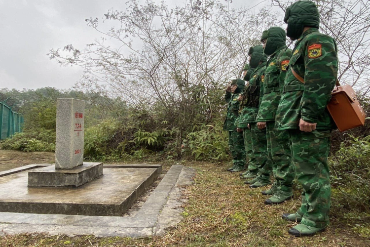 Trong ảnh là các cán bộ, chiến sĩ của Đồn Biên phòng Cô Ba (Bảo Lạc) đang tuần tra biên giới vào ngày 24/1. Cán bộ, chiến sĩ Đồn Biên phòng Cửa khẩu Quốc tế Trà Lĩnh (Cao Bằng) tuần tra cột mốc 734/1, giáp với huyện Tịnh Tây (Quảng Tây, Trung Quốc)