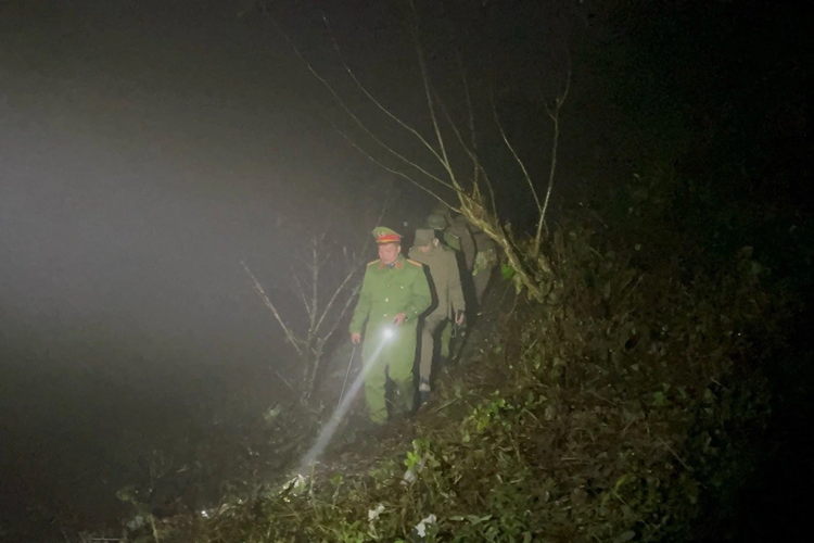 Tại Lai Châu, trong thời tiết dưới 1 độ C, lực lượng công an xã Dào San (huyện Phong Thổ) cũng duy trì tuần tra đường biên trong những đêm đông lạnh "cắt da, cắt thịt".