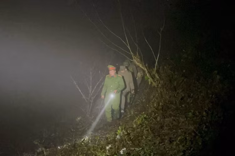 Tại Lai Châu, trong thời tiết dưới 1 độ C, lực lượng công an xã Dào San (huyện Phong Thổ) cũng duy trì tuần tra đường biên trong những đêm đông lạnh "cắt da, cắt thịt".