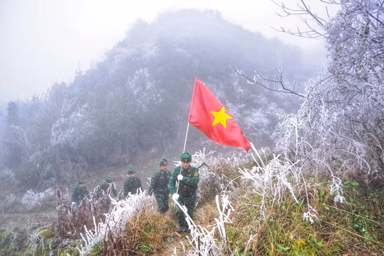 Tại đồn biên phòng Xín Cái (huyện Mèo Vạc, Hà Giang), băng giá đã phủ trắng tuyến đường mòn tuần tra của lực lượng bộ đội biên phòng. Từ đây đi thêm vài bước chân là sang tỉnh Vân Nam, Trung Quốc. 