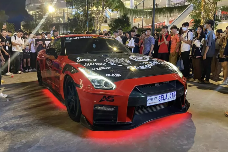 Siêu xe triệu đô Bugatti Chiron Super Sport vẫn được trang bị khối động cơ W16, dung tích 8.0 lít, 4 bộ tăng áp,sản sinh ra công suất tối đa 1.578 mã lực và mô-men xoắn cực đại 1.600 Nm.