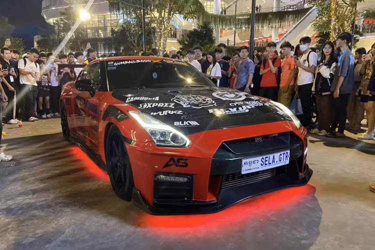 Siêu xe triệu đô Bugatti Chiron Super Sport vẫn được trang bị khối động cơ W16, dung tích 8.0 lít, 4 bộ tăng áp,sản sinh ra công suất tối đa 1.578 mã lực và mô-men xoắn cực đại 1.600 Nm.