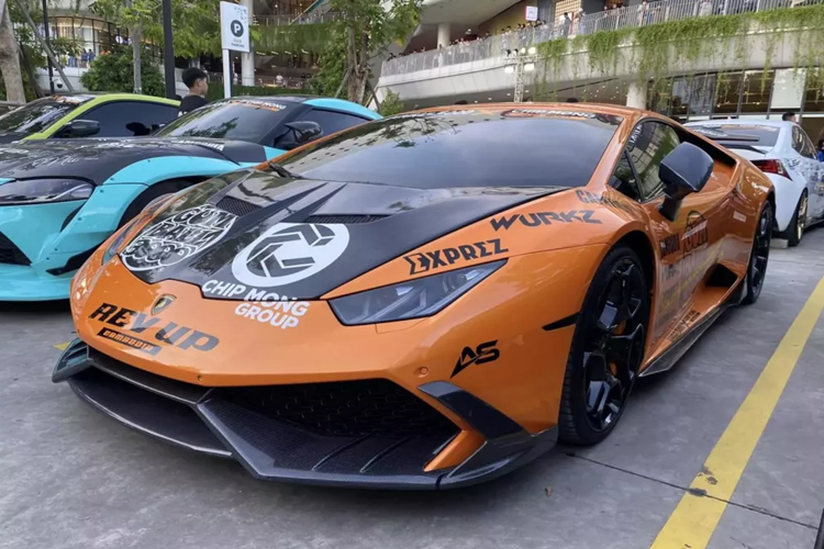 Ngoài siêu xe ra, dàn xe còn có các mẫu xế độ khủng, thậm chí, có chiếc xe Nissan GT-R độ 1.200 mã lực cũng đã từng định cư ở Việt Nam. Các siêu xe của Ferrari, Lamborghini, McLaren hay Aston Martin cũng làm cho tiệc siêu xe tại Campuchia thêm phần náo nhiệt.