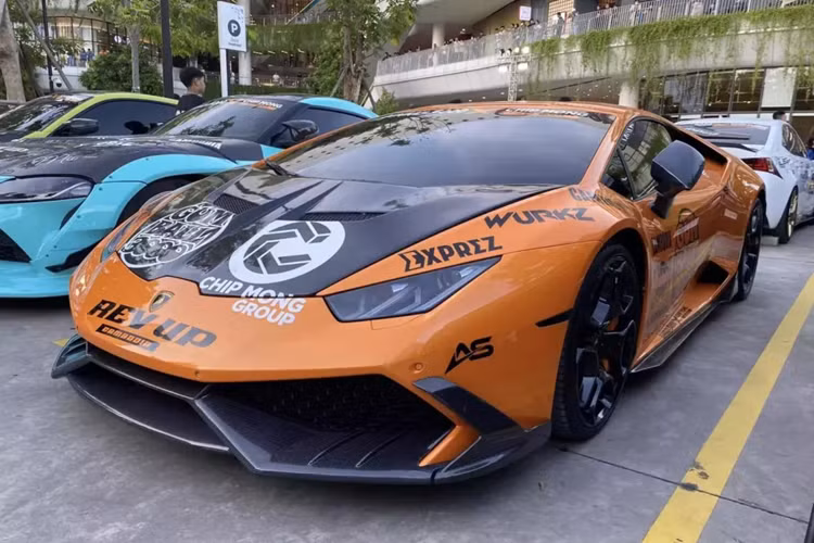 Ngoài siêu xe ra, dàn xe còn có các mẫu xế độ khủng, thậm chí, có chiếc xe Nissan GT-R độ 1.200 mã lực cũng đã từng định cư ở Việt Nam. Các siêu xe của Ferrari, Lamborghini, McLaren hay Aston Martin cũng làm cho tiệc siêu xe tại Campuchia thêm phần náo nhiệt.