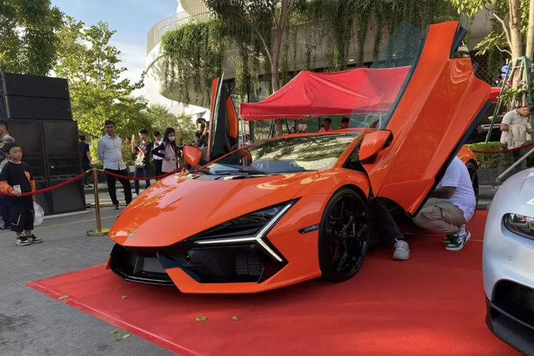 Dàn siêu xe mới tụ tập tại Campuchia ước tính có hơn 30 xe, trong đó, điểm nhấn của dàn xe này là bộ đôi siêu phẩm megacar bao gồm là Bugatti Chiron, Bugatti Chiron Super Sport và mẫu xe mới tinh, Lamborghini Revuelto.