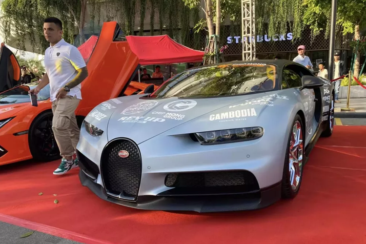 Vào hôm qua, ngày 10/8/2024, tại một trung tâm thương mại ở Campuchia đã thu hút hàng nghìn người đến tham quan, lý do ở đây nhận được sự quan tâm đặc biệt đến thế là vì có dàn siêu xe trăm tỷ đồng tụ tập.
